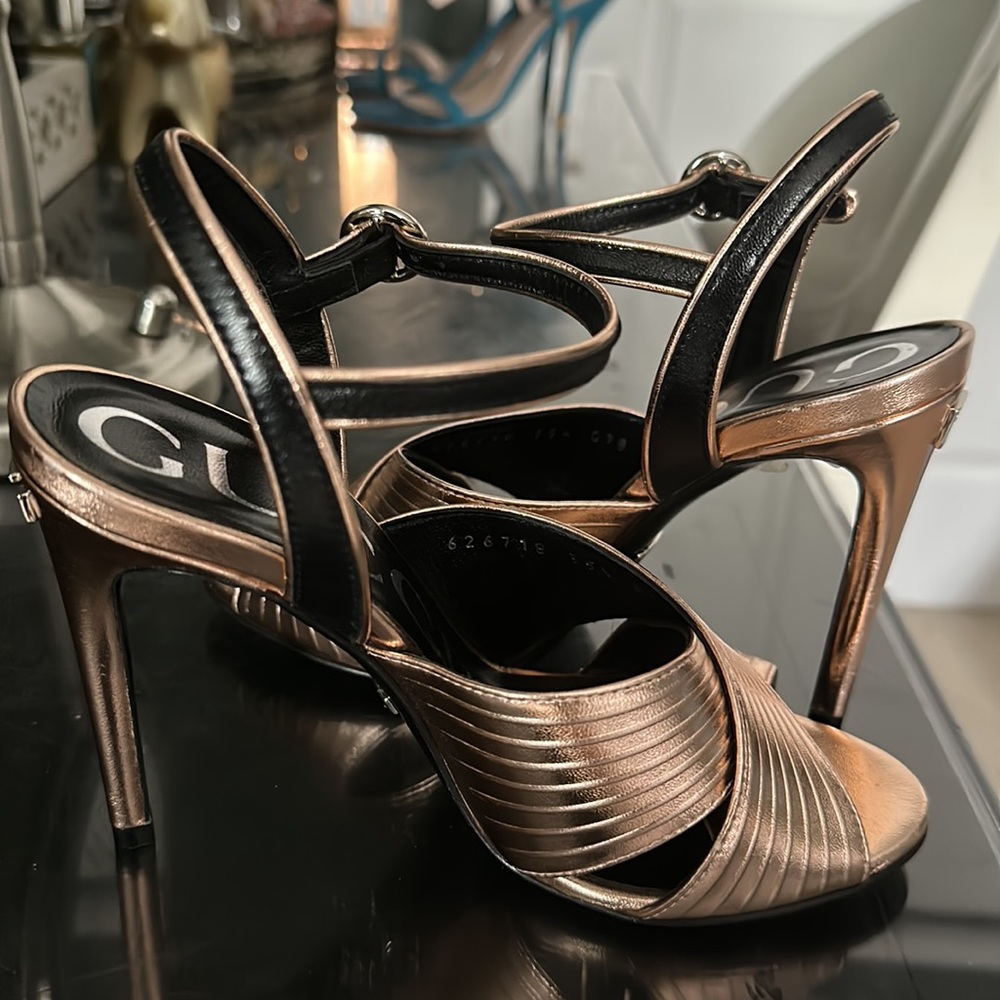 Gucci metallic finish cross-strap 104 mm sandals - Picture 12 of 17